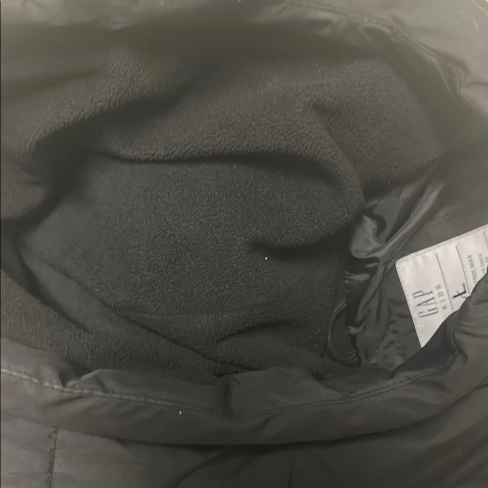 GAP kids large Black Puffer Jacket Sleek and Versatile